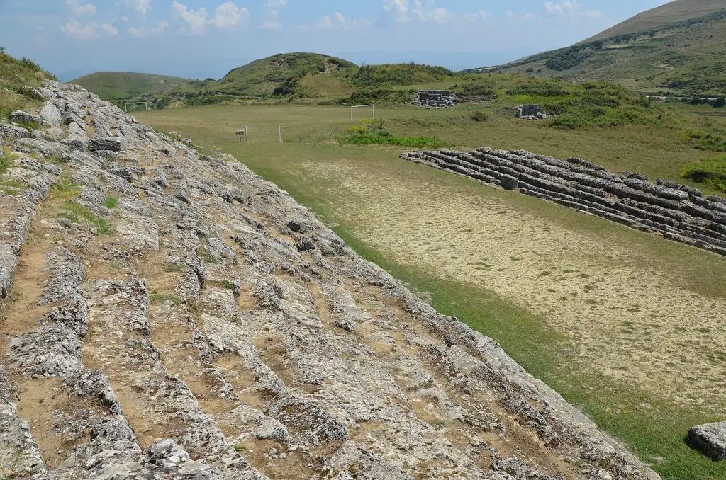 Parku arkeologjik dhe qyteti ilir i Amantias në Shqipëri shërben si një dëshmi e pasur e historisë së bregdetit Jonian.